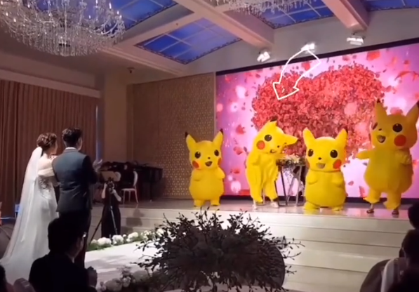 可爱的皮卡丘来了，可爱的皮卡丘!（新人婚礼邀请皮卡丘助兴图片）