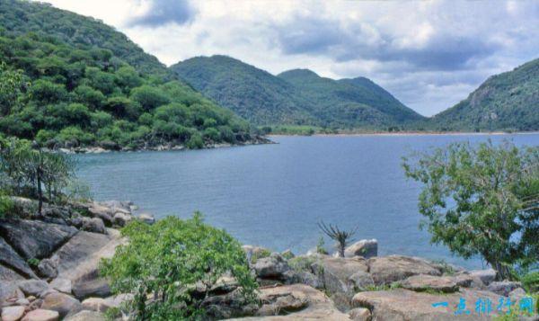 世界上最深的湖是什么湖，世界十大面积最大的淡水湖（俄罗斯西伯利亚贝加尔湖是世界上最深的湖）