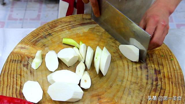 茭白怎么做好吃，茭白怎么做既简单又好吃！（饭店大厨教你茭白炒肉的家常做法）
