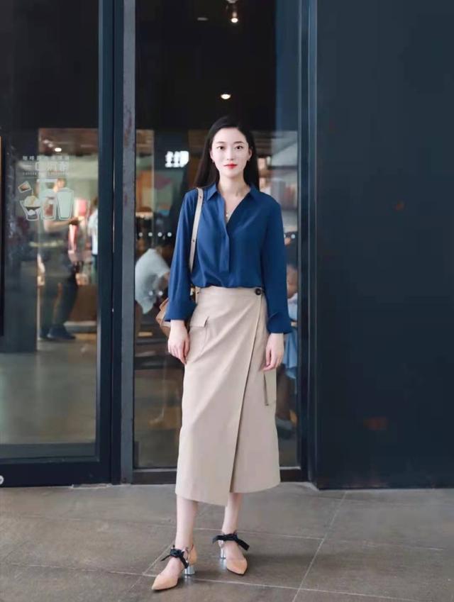 卡其色裙子配什么颜色上衣，卡其色半身裙搭配什么颜色上衣（卡其色半身裙配什么颜色上衣好看）