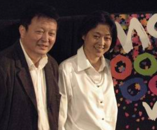 倪萍65岁三婚老公近照曝光！打扮文艺面容沧桑，结婚16年越长越像