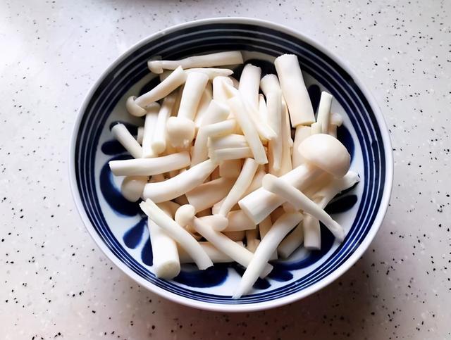 白玉菇不焯水有毒吗，白玉菇做汤用焯水吗（白玉菇这样做太美味了）