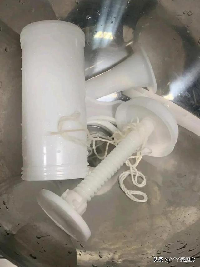 香肠外面的皮是什么，香肠表面的皮（灌香肠的秘方今天被公开了）