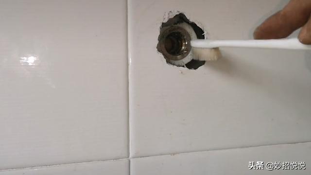 水龙头断了里面的部分怎么弄出来，塑料水龙头断了里面的部分怎么弄出来（不用花钱请维修师傅）