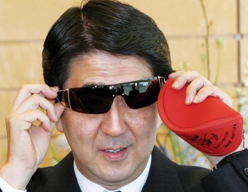 男生晚上海边拍照技巧，男生晚上海边拍照技巧视频（男士墨镜要想戴出品位）