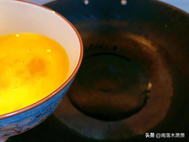 酱炒韭菜鸡蛋的家常做法，大酱韭菜炒鸡蛋的做法（家常小炒：韭菜炒鸡蛋的做法）