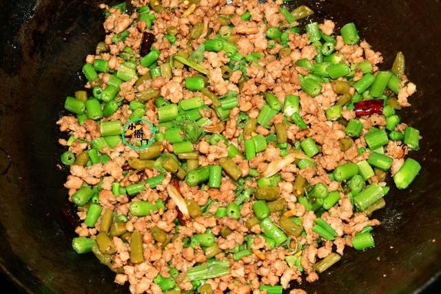 老南瓜炒肉如何做好吃，老南瓜炒肉如何做好吃又简单（南瓜最好吃的不是果实是这个部位）