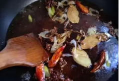 冻鸡腿怎么做好吃，冷冻的鸡腿怎么做好吃（另附百吃不腻的红烧鸡腿的做法）