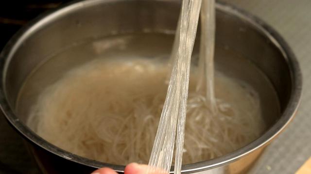 炒粉条，炒粉条不粘锅怎么炒（粉条不粘不坨更入味）