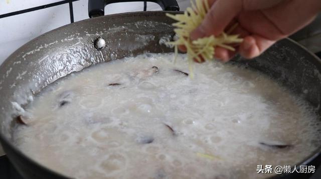 生蚝肉怎么做好吃，不加壳的生蚝怎么吃（这个季节的生蚝肥美）