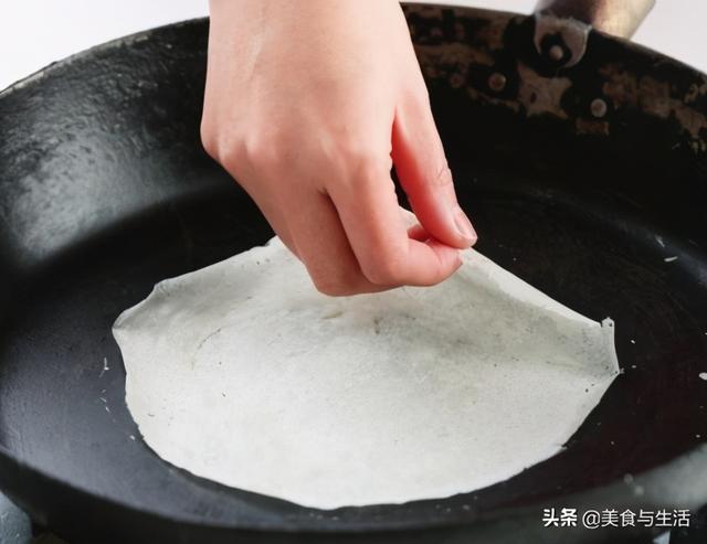 家庭自制春卷皮，煎饼果子面糊的做法（教你在家做春卷）
