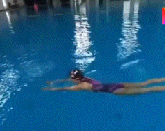 简单蝶泳练习方法，蝶泳教学步骤（揪出错误根源，对症下药）