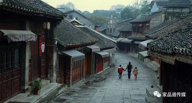 朋友啊让我们一起牢牢铭记啊歌名，朋友啊让我们一起牢牢铭记啊歌名歌词是什么意思（音乐 ， 回忆杀）