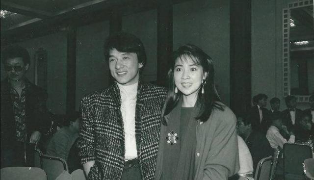 成龙老婆久违现身，结婚后退居幕后，67岁仍身材窈窕恩爱如初