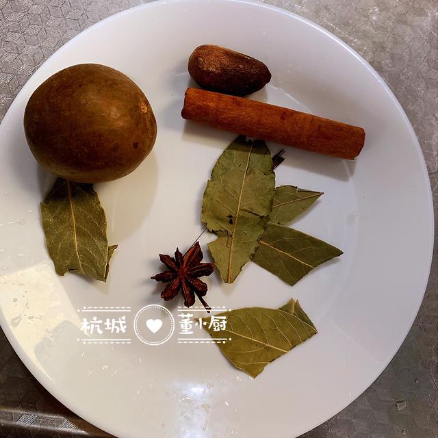 牛胸肉怎么做好吃，夏天来一份牛胸肉凉拌黑木耳