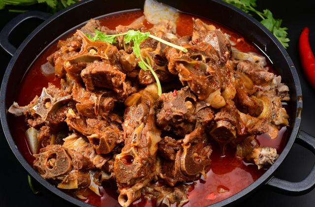 老北京羊蝎子正宗做法，炖羊肉最忌讳两种佐料（北京老城羊蝎子火锅配方制作教程）