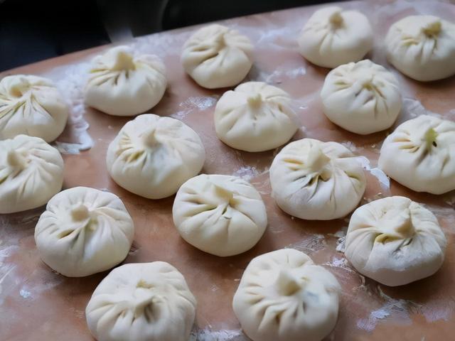 蒸包子是开水蒸还是冷水蒸，蒸包子用冷水还是热水（“开水蒸”和“冷水上锅蒸”区别挺大）