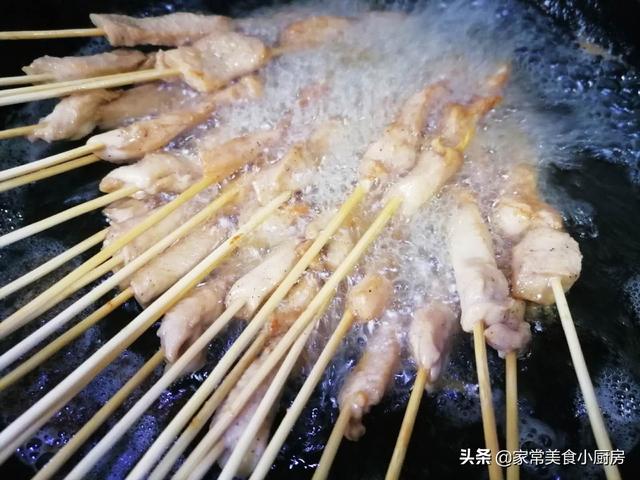 炸鸡肉串串香的做法，街边小吃炸鸡肉串的做法