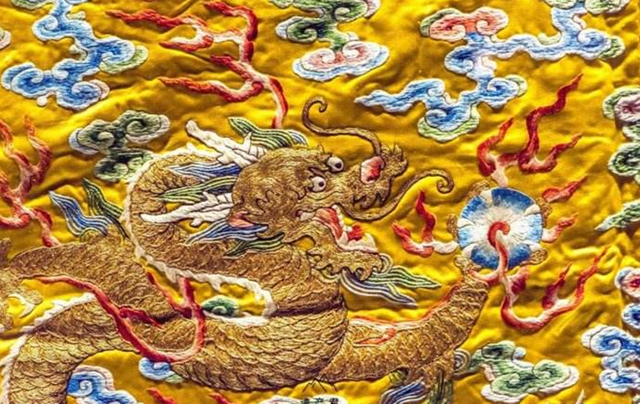 皇袍一定是黄色的吗，皇袍一定是黄色的吗图片（上面为什么又要绣上“九条龙”呢）