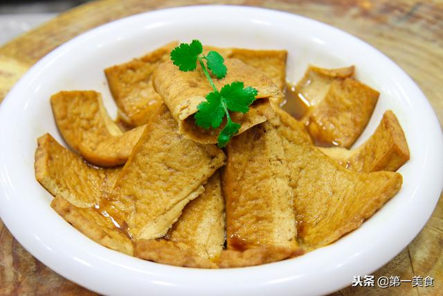 今天分享一個滷水撈豆腐的家常做法,豆腐非常入味好吃,吃饅頭,燒餅時