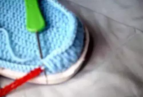 怎么钩毛线拖鞋，学钩毛线拖鞋视频教程（钩针编织的蝴蝶图案的棉拖鞋）