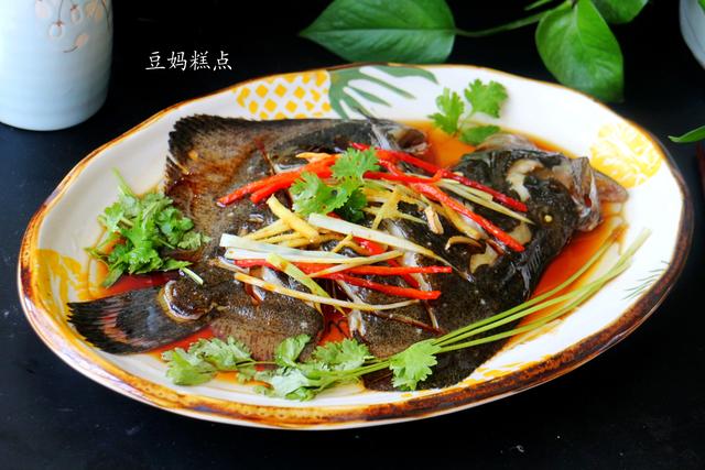 多宝鱼清蒸的做法，鸦片鱼清蒸的正宗做法（教你做清蒸多宝鱼）
