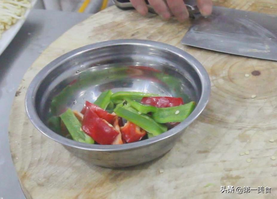 蘑菇炒肉，厨师长教你肉片炒菌菇（蘑菇炒肉要不要焯水）