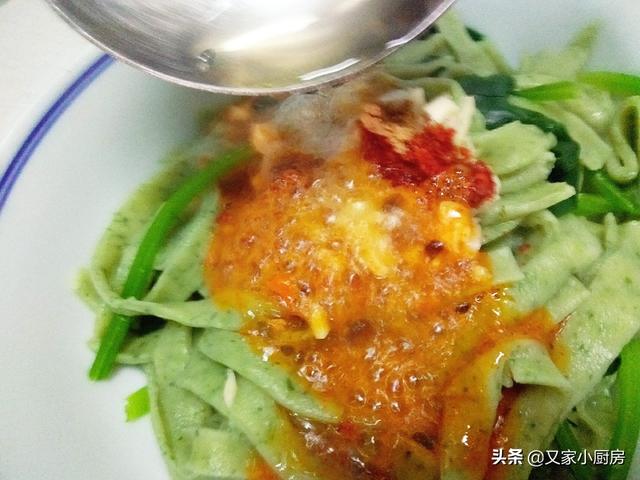 菠菜面的家常做法，教你在家做陕西特色面食菠菜面