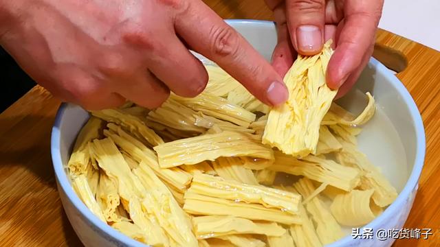 正确泡发干腐竹的方法，最忌直接丢在水里就泡