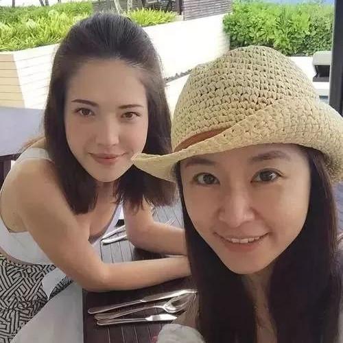女生化妆前后区别有多大，女生化妆前后区别有多大图片（与普通人只有一个“后期”的差距）