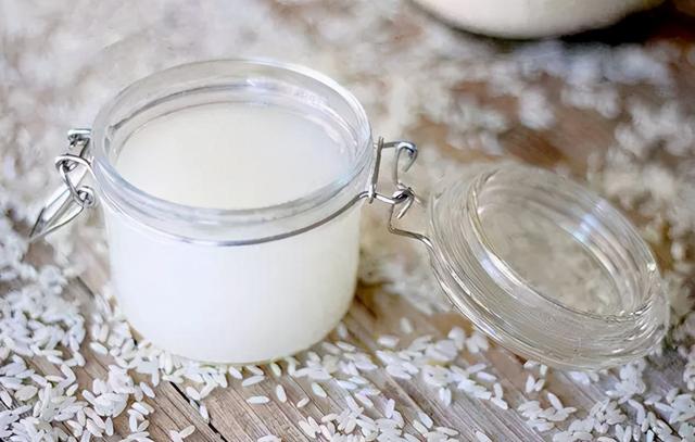 衣服上的霉点怎么去除，白色衣服上的霉点怎么去除（潮湿的春季再也不怕衣服发霉了）