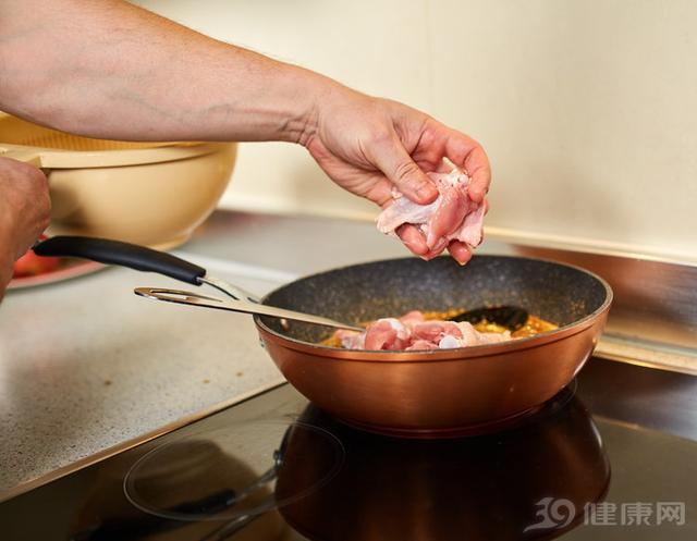 不粘锅是什么材质做的，哪种锅才是真正的不粘锅（不粘锅和铁锅究竟哪个好）