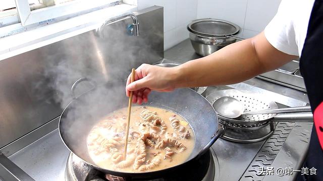 干锅肥肠，干锅肥肠的做法 视频（厨师长教你做“干锅肥肠”）