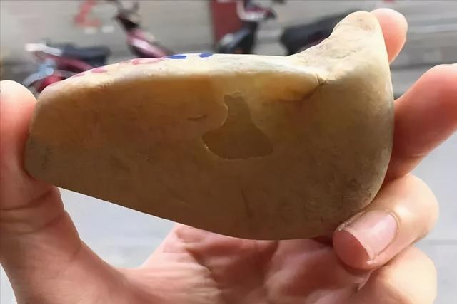 大马坎水石翡翠有什么特点，大马坎是不是好翡翠（经过雕琢过后其身价竟直直翻倍）