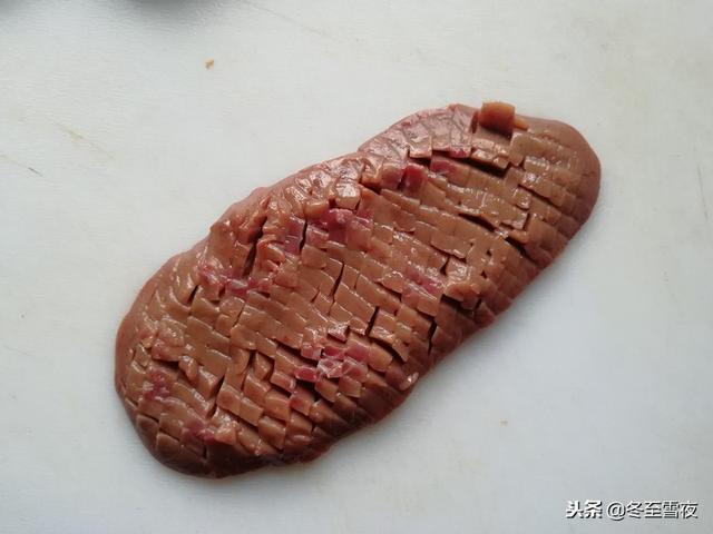 猪腰子怎么切腰花，怎么切猪腰花和做腰花汤（味道不输餐馆大厨）