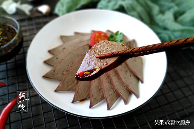 整块猪肝煮多久能熟还不老，猪肝怎么煮没有腥味而且不老（猪肝煮得又老又腥）