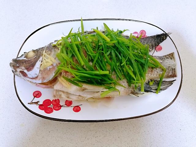 罗非鱼清蒸的做法，清蒸罗非鱼最正确的做法（清蒸海罗非鱼<也可叫海鲫鱼>）