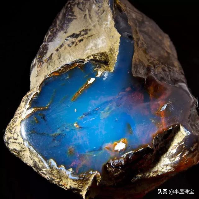 琥珀是什么样子的，琥珀长什么样子（唯一能“变色”的琥珀）