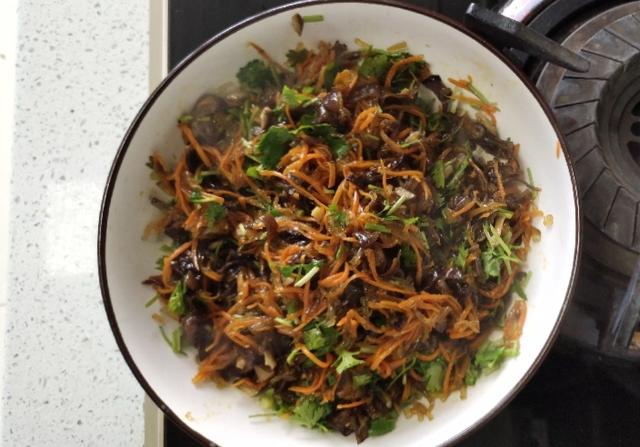 柳叶饺子的包法技巧，柳叶饺的包法图解步骤（比饺子省事。半烫面柔软又筋道。）