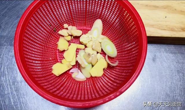 红烧牛排的做法，红烧牛排最正宗的做法（厨师长给你揭秘做法。）