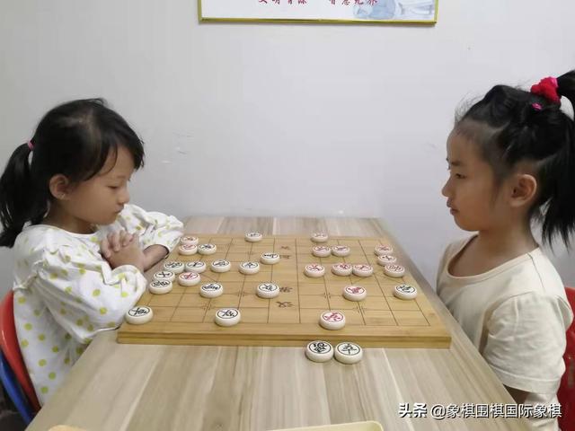 四退八进一打一字，退八横五打一生肖（象棋杀棋练习——五步杀）