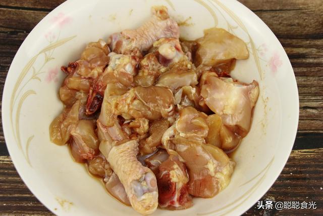 怎样做土豆炖鸡，怎样做土豆炖鸡腿（鸡块炖土豆的家常做法）