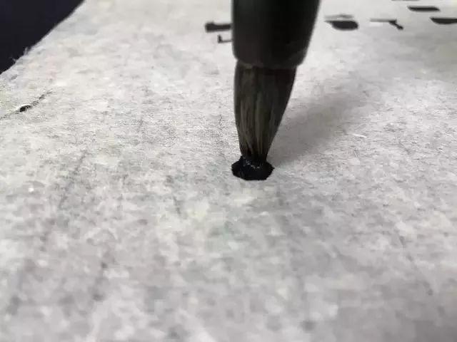 初学者怎样练毛笔字 教你写出好看的书法，初学者怎样练毛笔字（初练毛笔字，究竟如何开始写）
