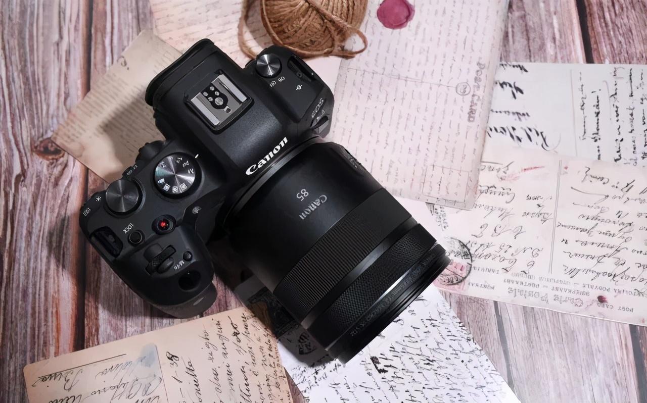 曲线rf 价格差近14万元！光圈差15档的两支85定，你会怎么选？