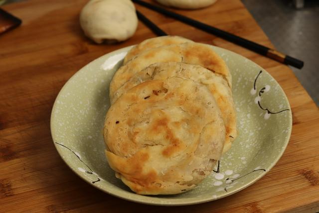怎样做美味的烫面葱油饼，开水烫面葱油饼的做法（又香又软还出层）