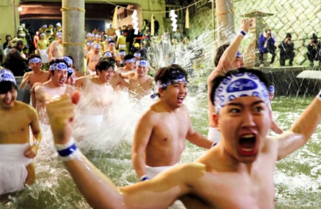裸祭是什么，万人裸祭是什么意思（日本上万名男子冒严寒聚集参加裸祭）