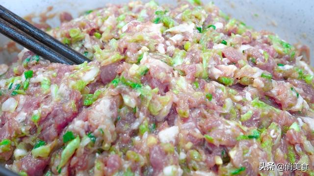 猪肉炒白菜如何做，猪肉炒白菜做法（饺子馆不外传的白菜猪肉馅做法）