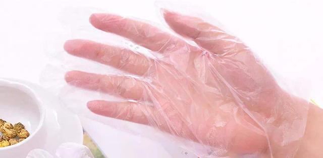 凡士林太油了怎么办，油皮用凡士林会怎么样（它可不能当唇膏也不能够上脸）