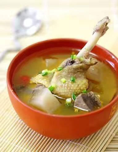 地道的酸萝卜老鸭汤 色泽明亮 清爽不油腻 汤底都喝光。-起舞食谱网