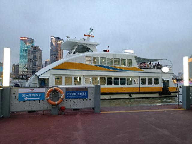 原来轮渡黄浦江看东方明珠夜景，成本可以这么低......